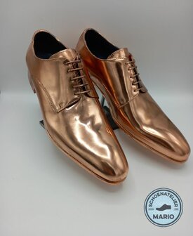 bronzen schoenen op sokkel