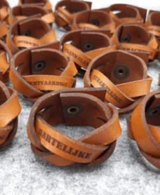 Dasknoop in leer gepersonaliseerd